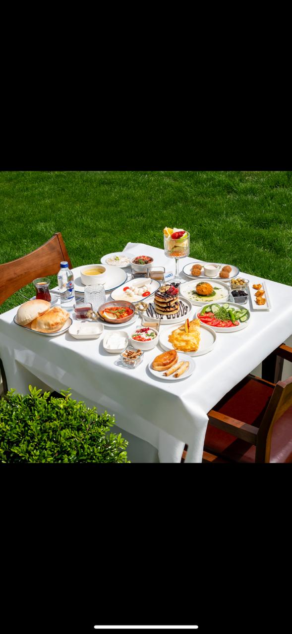 Breakfast table for one